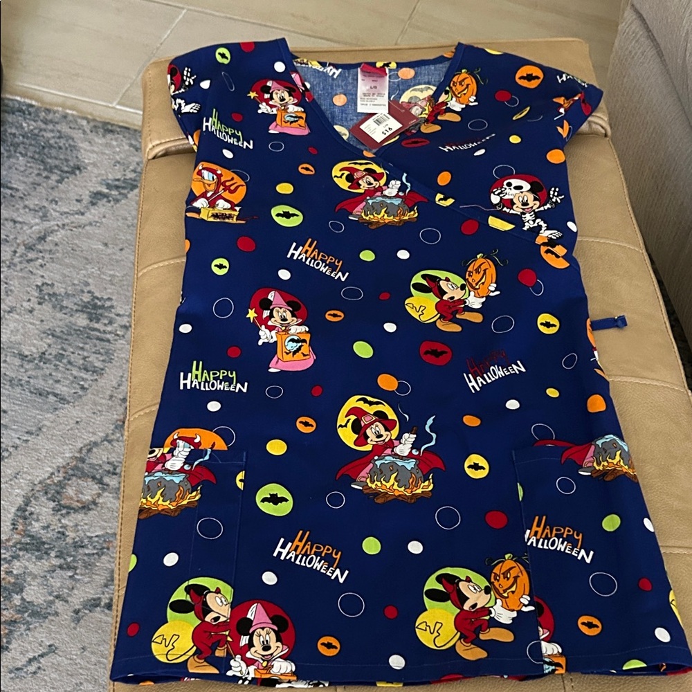 Disney ladies stub top size large featuring Minnie Mickey Donald and daisey
